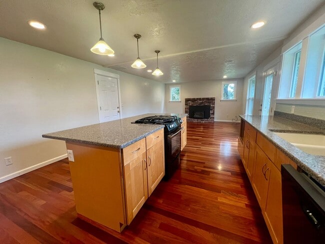 Photo - Private Westside 3 BD+Den