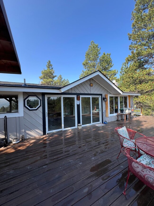 Building Photo - Lake House