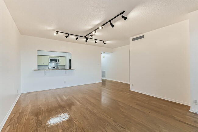 Photo - 14 Greenway Plz Unit 15N