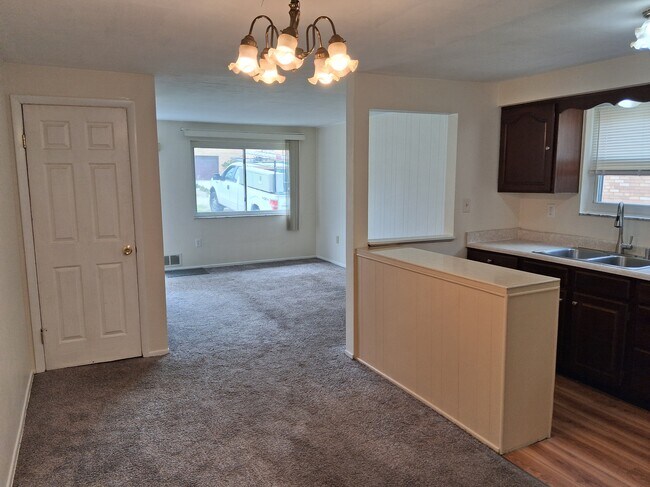 Dining area - 806 Westbury Rd Unit A