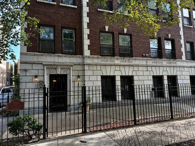 Building Photo - 5135 S Kenwood Ave Unit 402