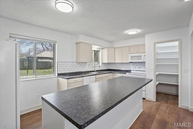 Photo - 807 Estate Dr