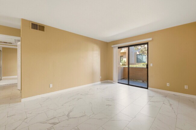 Photo - "Charming 2-Bedroom, 2-Bathroom Oasis in E... Apartamento Unidad 1411