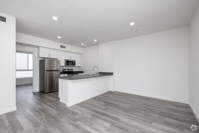 1BD, 1BA - 598SF - Kitchen
