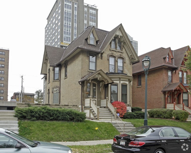 Primary Photo - 1716 N Farwell Ave