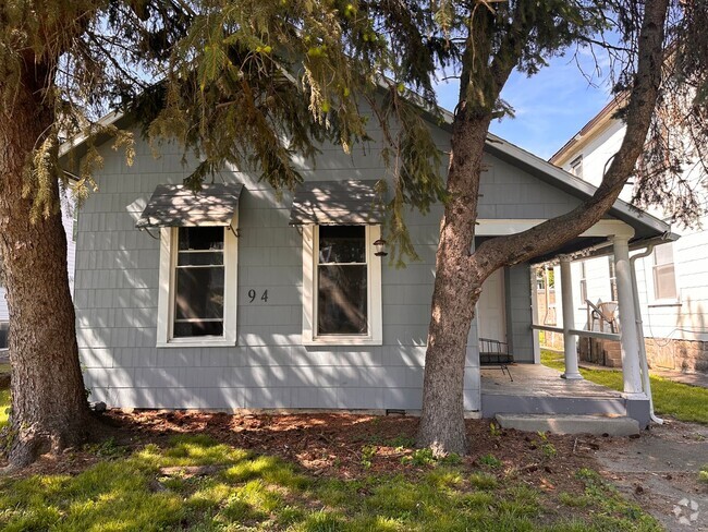 Building Photo - A spacious and quiet 3 bedroom home in Old...