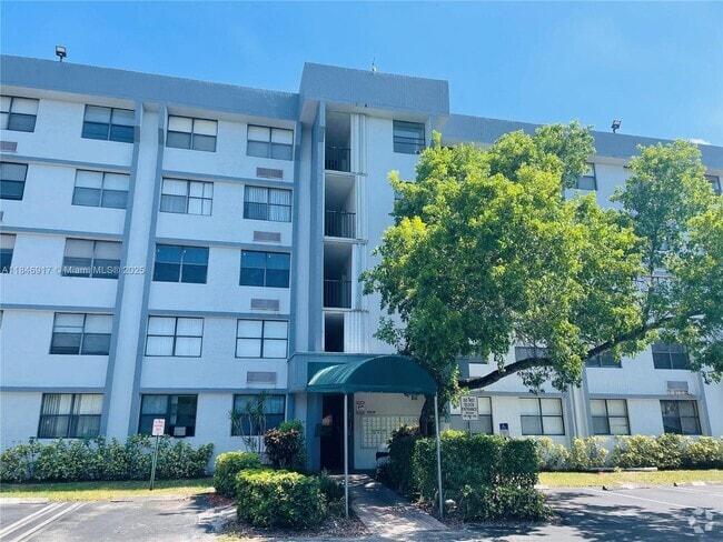 Building Photo - 2401 Riverside Dr Unit 114-B Rental