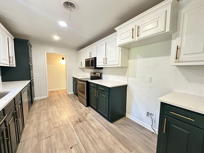 Photo - CHARMING REMODELED HOME IN SOUTHERN HILLS