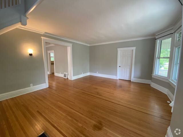 Building Photo - Large Home near Bradley University