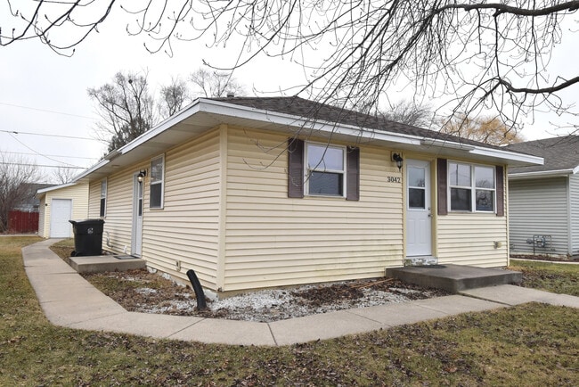 Photo - 3042 Hamlin Ave