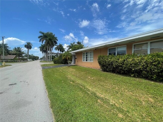 Building Photo - 2 bedroom in Hollywood FL 33020 Rental