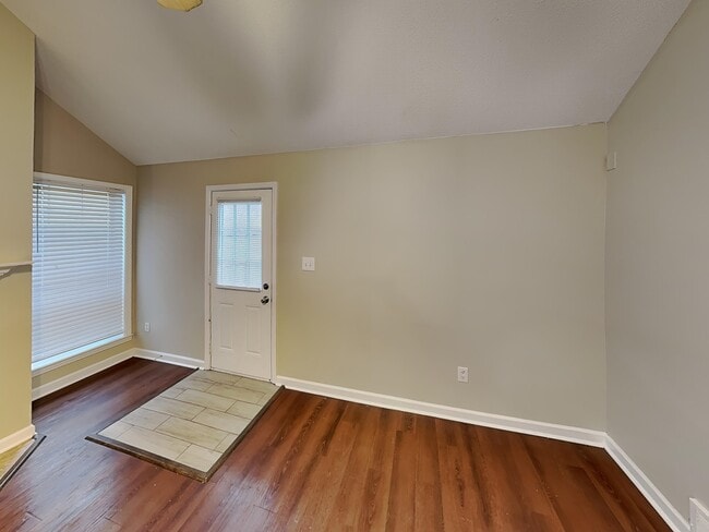 Photo - 1253 Travers Ln