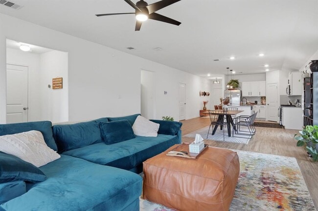 Photo - 129 Esparza Dr