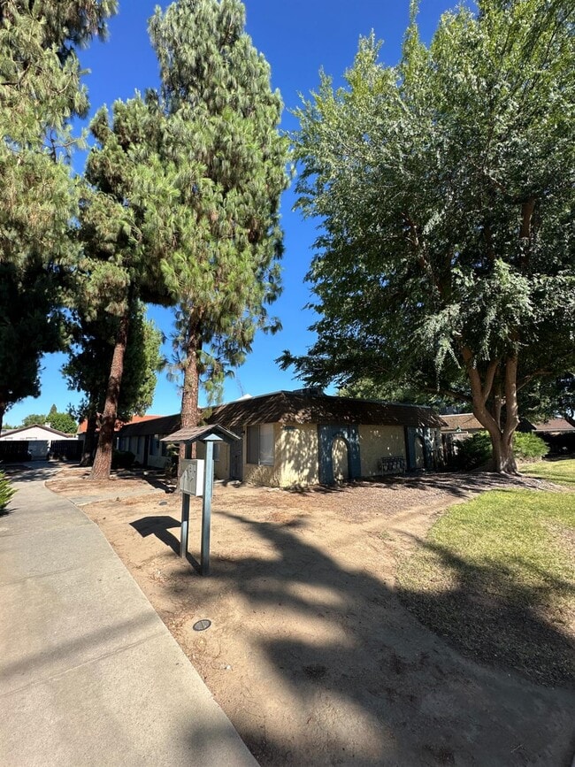 Building Photo - 481 Minnewawa Ave