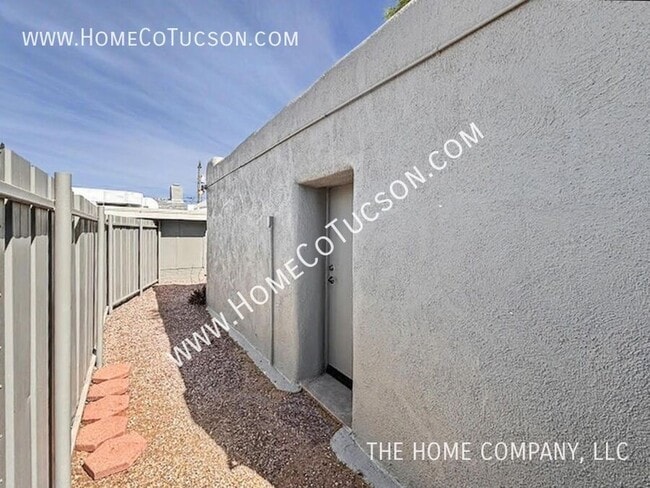 Building Photo - 713 N Erin Ave