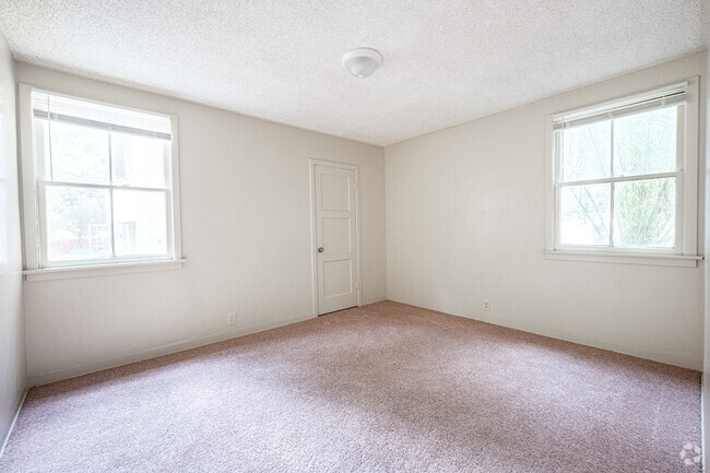 1BR, 1BA - 700SF - Bedroom - Park Manor