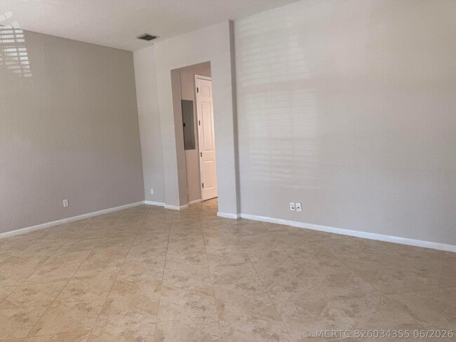 2512 NW 4th St