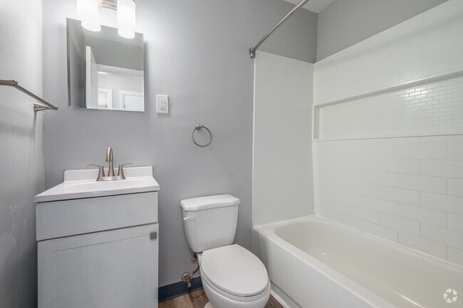 2BR, 1BA - 700SF - Bathroom - Creekside Apartments