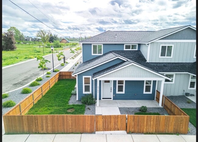 Building Photo - Newer Central Point 3 Bedroom / 2.5 Bath with views of the Table Rock