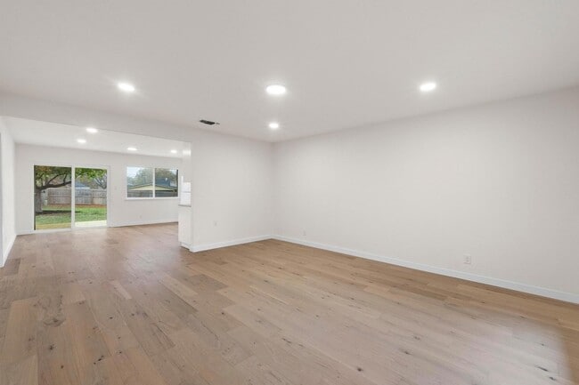 Photo - 902 Warrington Dr