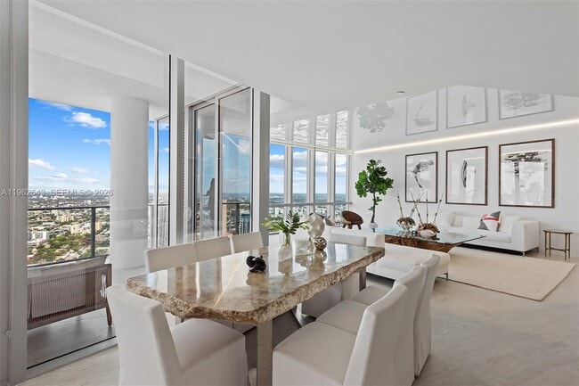 Photo - 851 NE 1st Ave Unidad PH5212