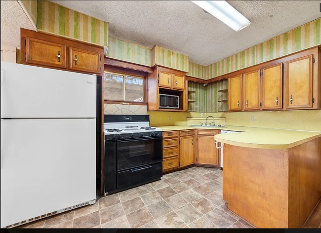 Kitchen - 109 Hollywood St