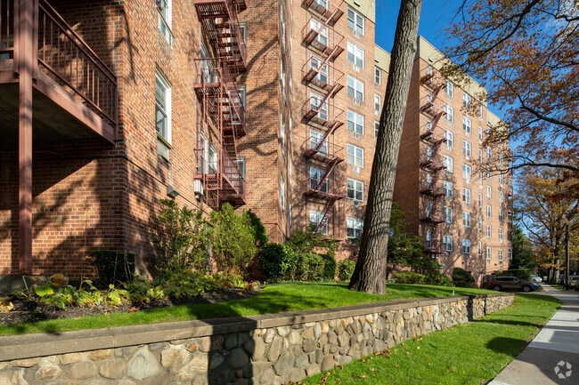 Photo - Wellesley Gardens