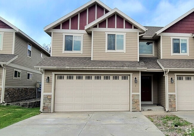 Building Photo - Beautiful 3 Bed 2.5 Bath Town house with A...
