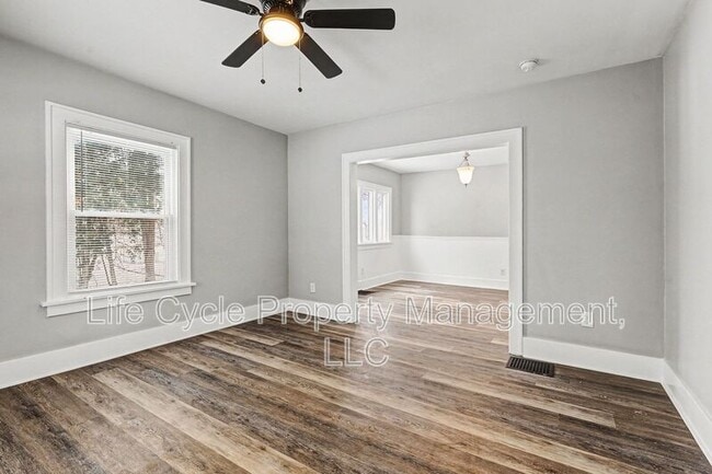 Photo - 507 Eastern Ave NE