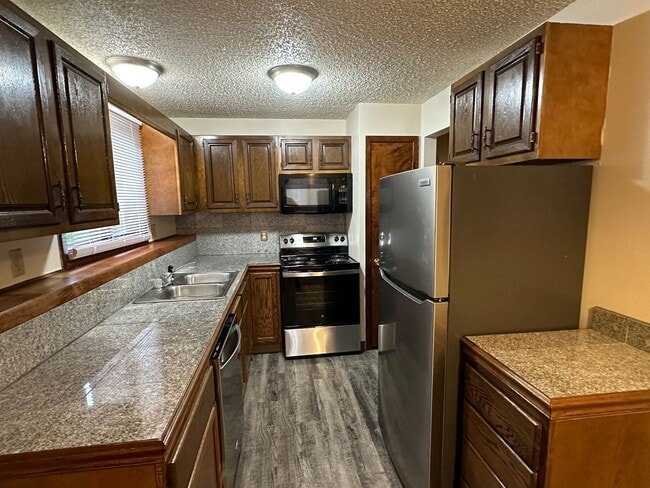 Building Photo - Duplex - 2308 S 20th St Unit 2308B