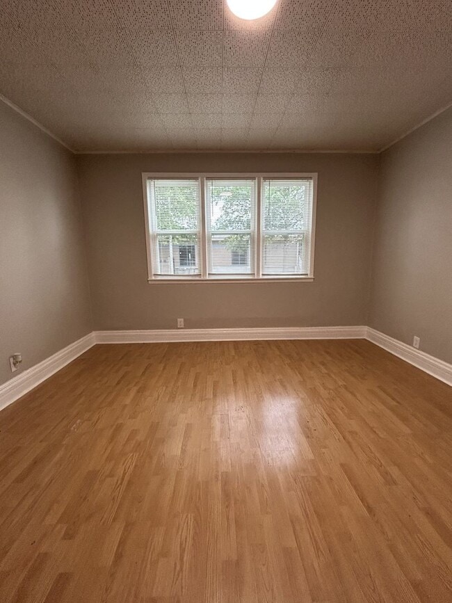 Photo - 810 N Elm St