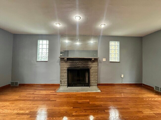 Photo - 1718 McNary Blvd