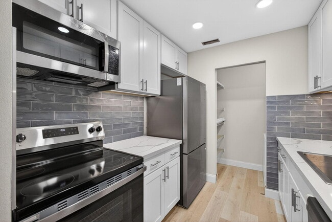 Building Photo - 12416 Alternate A1a Unit P2
