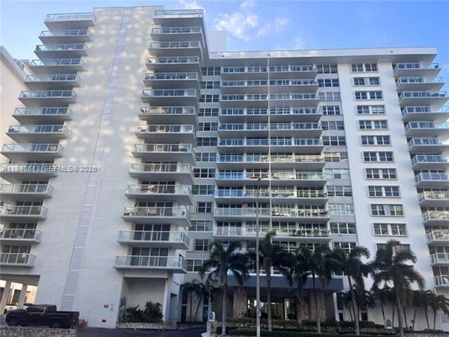 Building Photo - 5750 Collins Ave Unit 5750 Collins Ave appt 12 H