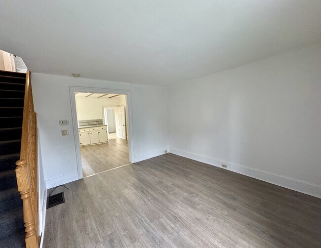 Photo - 109 Clothier St E