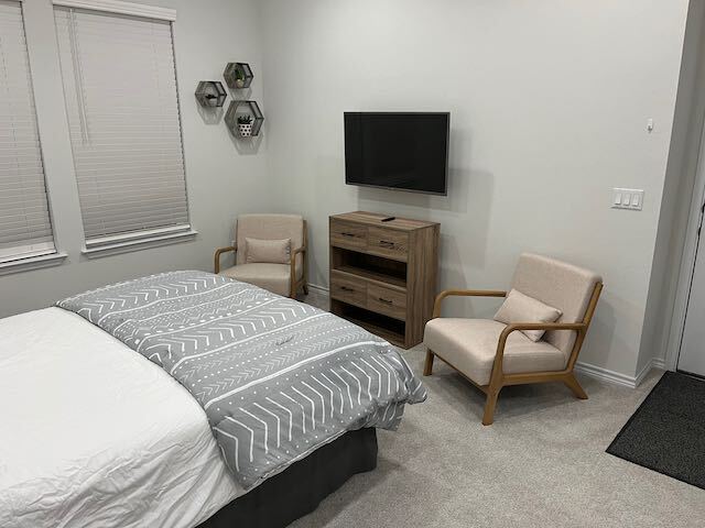 TV montada con cable y servicios de streaming incluidos - 9312 Apogee Blvd Unidad 3