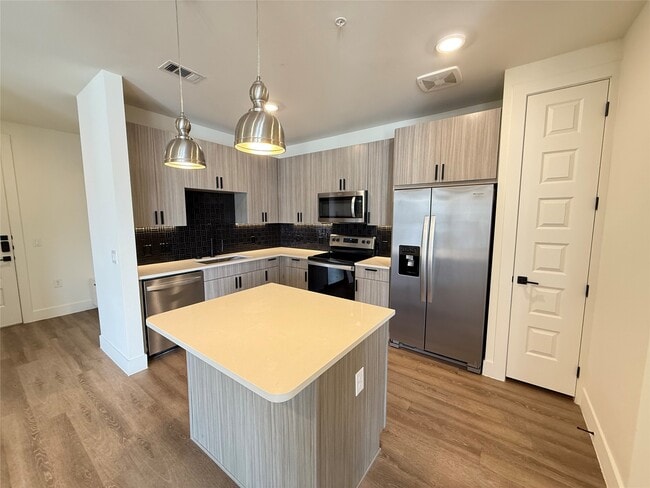 Building Photo - 2520 Washington Ave Unit B4-463