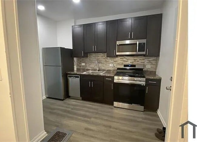 Photo - 642 N Pine Ave