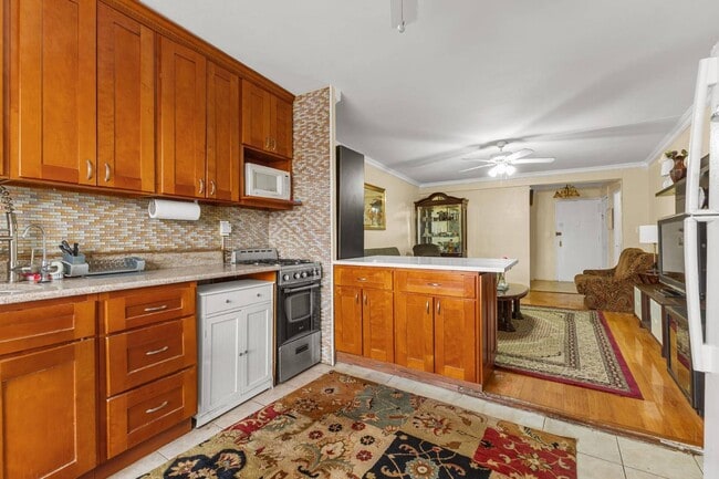 Photo - 61-15 98th St Unidad 11N