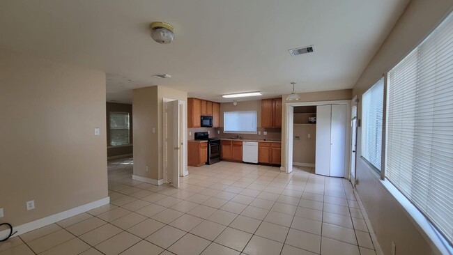 Photo - Beautiful House in family friendly community