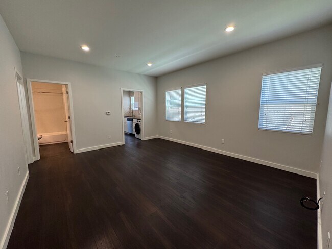 Building Photo - 374 41st St Unit 2 Rental