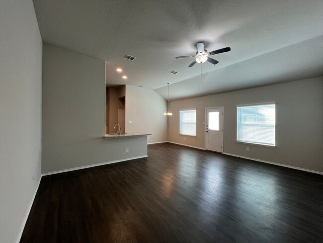 3403 Lindsay Ln