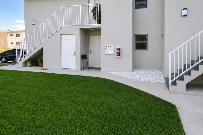 Building Photo - 3741 SW 60th Ave Unit 3741-4A
