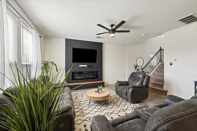 Photo - 328 Thornless Cir