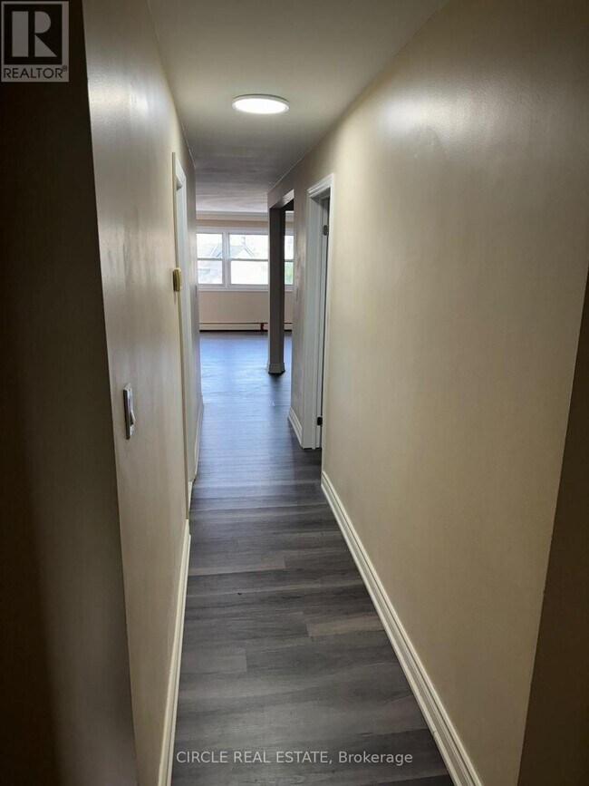 Photo - 3828 Bloor St W