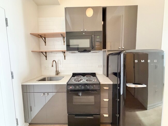 Building Photo - 102 W Chicago Ave Unit S