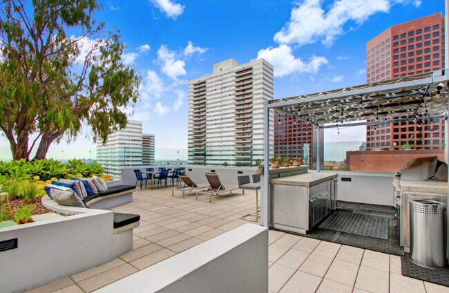 Building Photo - 1168 S Barrington Ave Unit 208A Rental