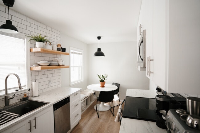 Building Photo - 2122 Highland Pl