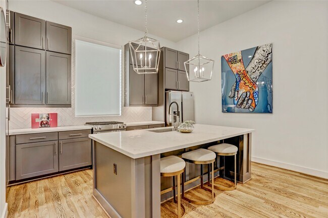 Photo - 1104 Ennis St