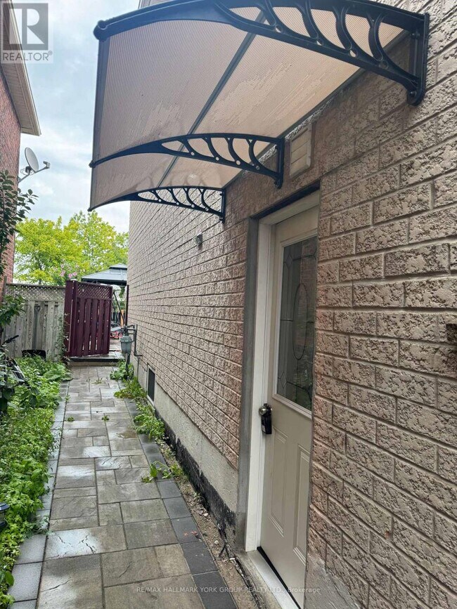 Photo - 33 Deerwood Crescent